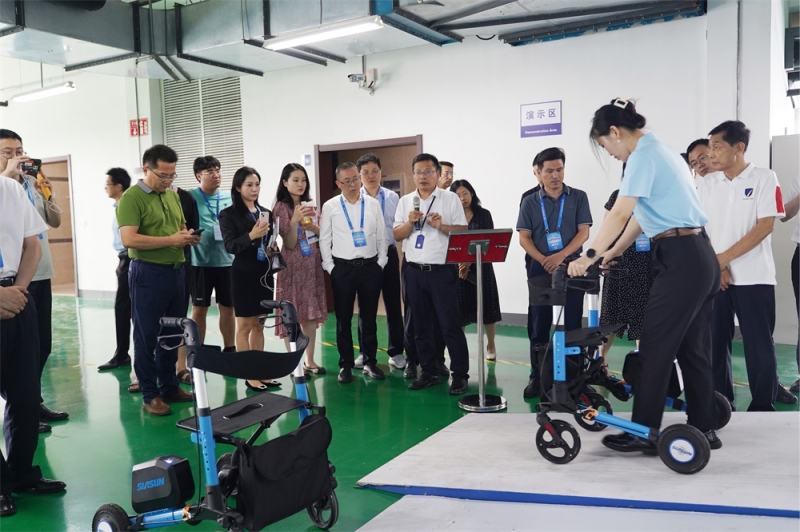 7.医疗康养机器人创新发展论坛参会嘉宾在kaiyun开云官方网站公司参观交流_副本.jpg