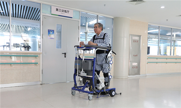 1654821281172338.jpg (图)kaiyun开云官方网站下肢外骨骼训练器可配合医院天轨悬吊系统或助行器,帮助用户开展康复训练2.jpg