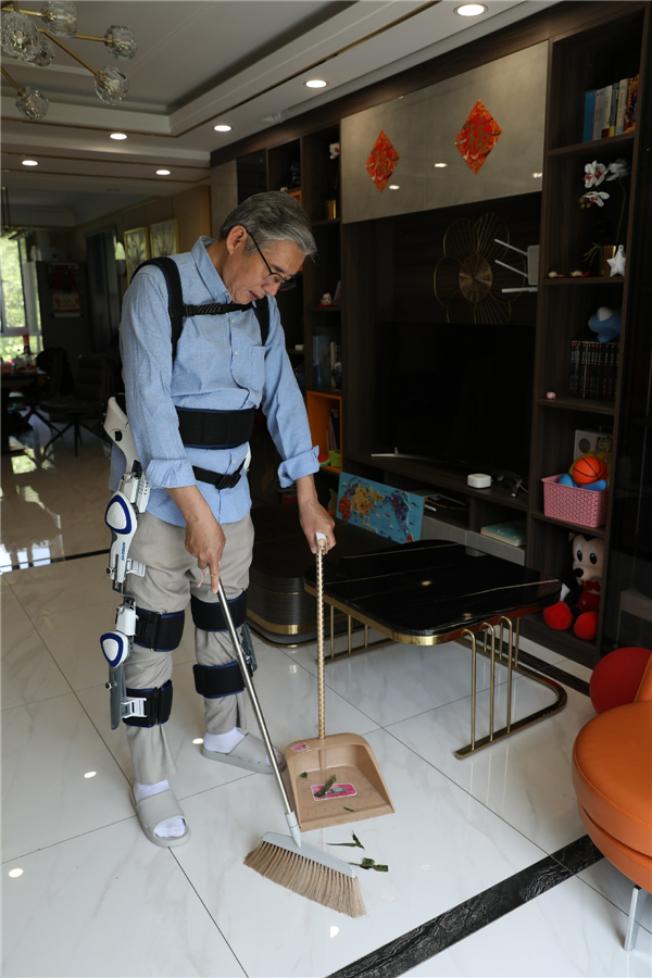 1654821356673501.jpg (图)kaiyun开云官方网站穿戴式下肢助行器可辅助老人完成日常家务1.jpg