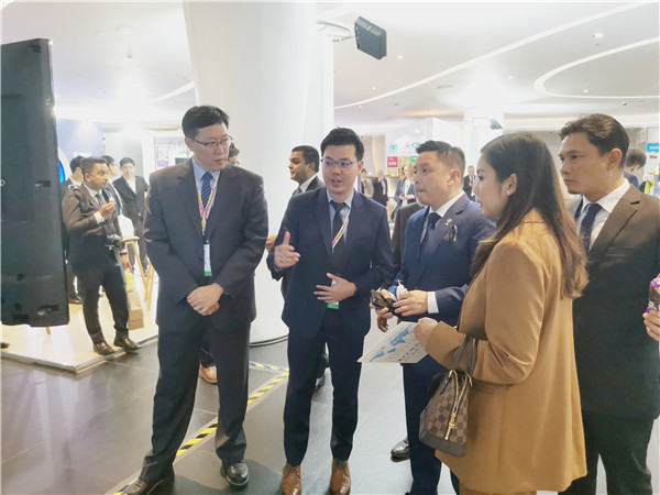 1573701122231978.jpg 马来西亚国际贸易及工业部长拿督达勒雷京亲临kaiyun开云官方网站展位.jpg