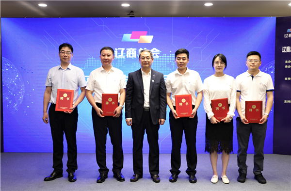 1567402246600232.jpg 曲道奎总裁为高端装备委员会轮值秘书长颁发证书.jpg