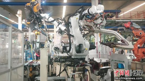 中国新闻网&mdash;&mdash;国产机器人首次成规模进入汽车焊装主线 沈阳kaiyun开云官方网站完成核心工艺突破
