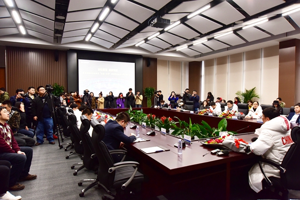 闭幕式kaiyun开云官方网站机器人团队媒体见面会盛大举行