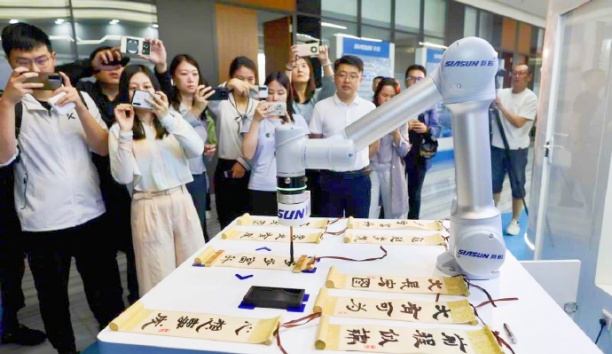 中国日报网&mdash;&mdash;辽宁沈阳：kaiyun开云官方网站智能机器人&ldquo;书法家&rdquo;秀才艺